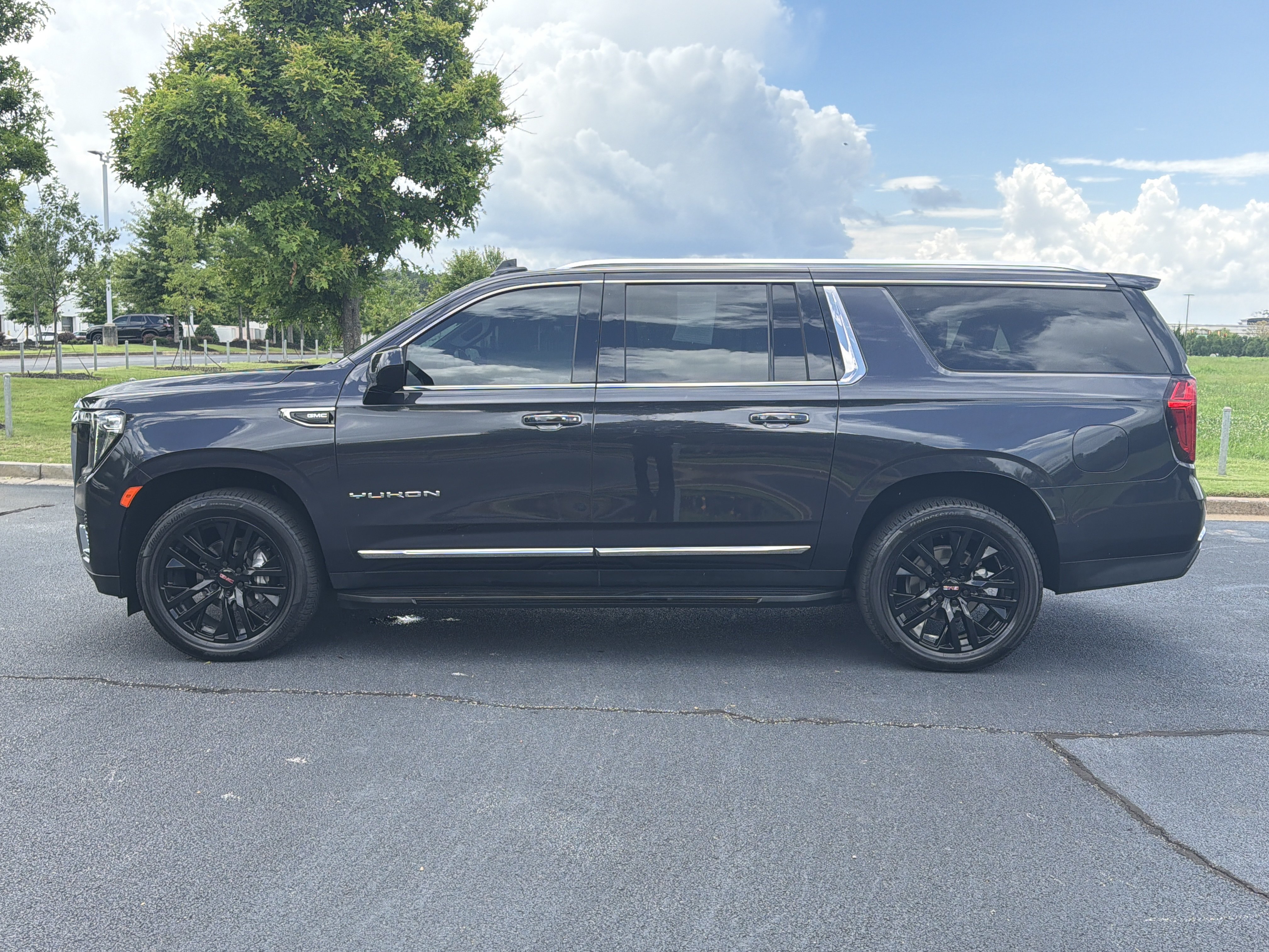 Used 2023 GMC Yukon XL SLT AWD/4WD image 6