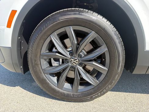 Used 2024 Volkswagen Tiguan SE AWD/4WD image 30