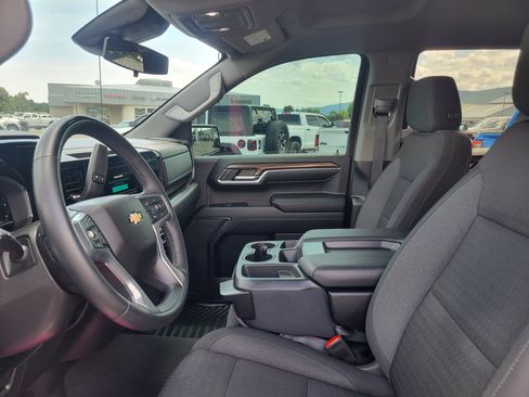 Used 2023 Chevrolet Silverado 1500 LT AWD/4WD image 7