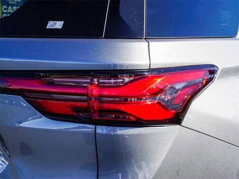 Used 2023 Chevrolet Traverse LT image 7