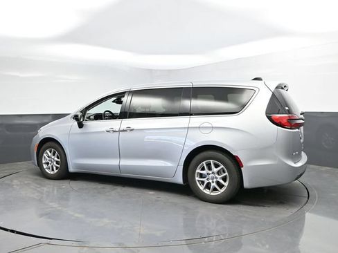 Used 2024 Chrysler Pacifica Touring-L FWD image 10