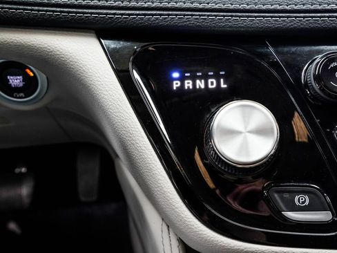 Used 2023 Chrysler Pacifica Limited image 28