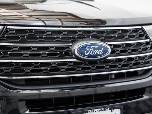 Used 2022 Ford Explorer XLT w/ Equipment Group 202A AWD/4WD image 14
