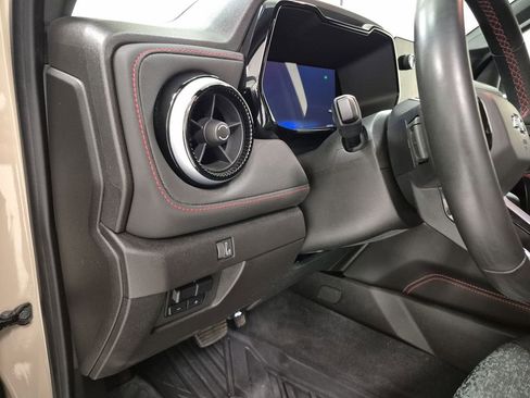 Used 2024 Chevrolet Colorado Z71 w/ Z71 Convenience Package 2 image 18