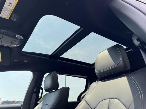 New 2025 Chrysler Pacifica Select w/ Uconnect Theater Family Group image 34