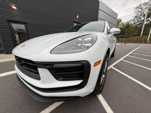 Certified 2025 Porsche Macan image 13