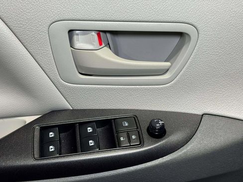 Used 2020 Toyota Sienna L image 7