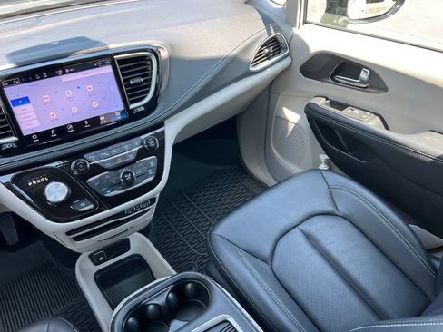 Used 2024 Chrysler Pacifica Touring-L FWD image 34