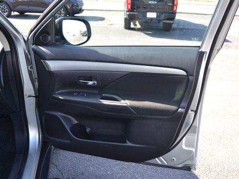 Used 2018 Mitsubishi Outlander SE image 35