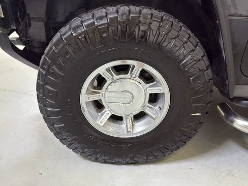 Used 2005 HUMMER H2 w/ Preferred Equipment Group image 25