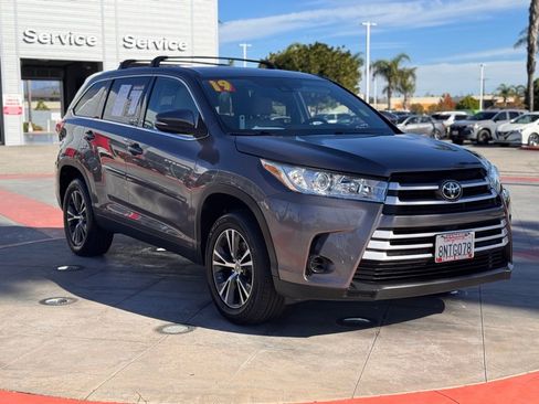 Used 2019 Toyota Highlander LE image 2