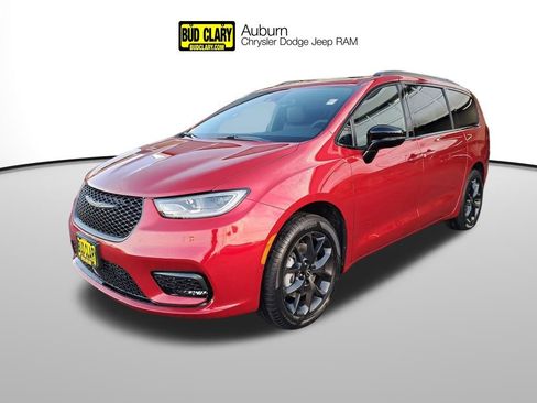 New 2026 Chrysler Pacifica Limited w/ Uconnect Theater Family Group image 1