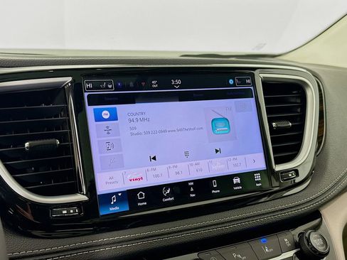 Used 2024 Chrysler Pacifica Limited image 18