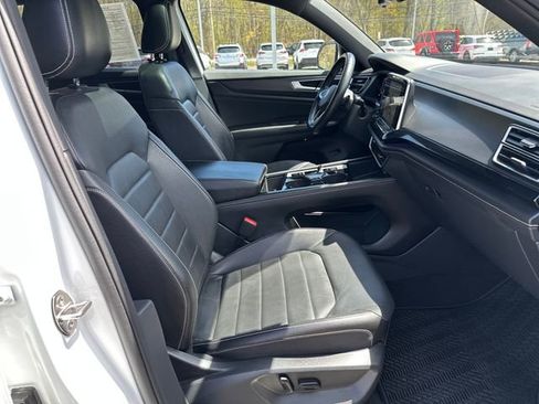 Certified 2024 Volkswagen Atlas Cross Sport SEL R-Line AWD/4WD image 39