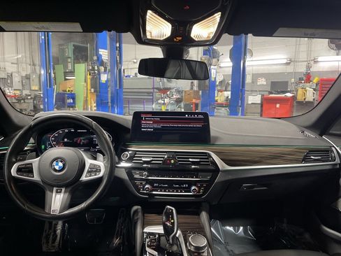 Used 2021 BMW M550i xDrive M550i xDrive w/ Premium Package image 8