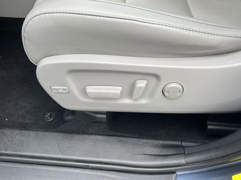 Used 2019 Toyota Highlander XLE image 12