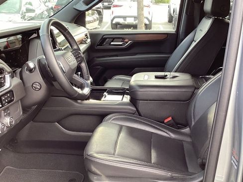 Used 2025 GMC Yukon XL Denali image 11