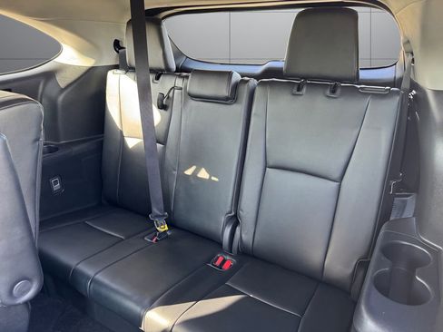 Used 2023 Toyota Highlander XLE AWD/4WD image 16