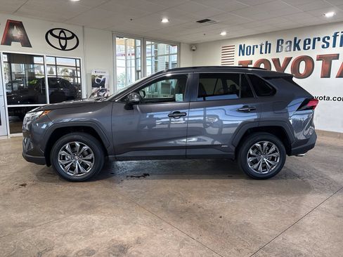 Used 2022 Toyota RAV4 XLE Premium AWD/4WD image 7