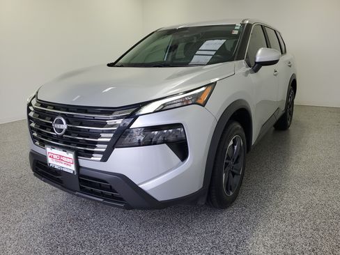 Used 2025 Nissan Rogue SV FWD image 2