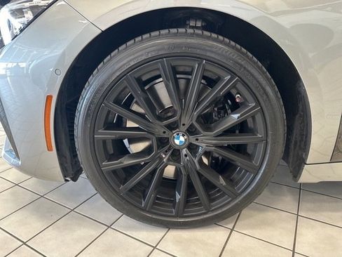 Used 2022 BMW 750i xDrive w/ Executive Package image 2
