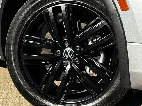 Used 2022 Volkswagen Tiguan SE R-Line image 30