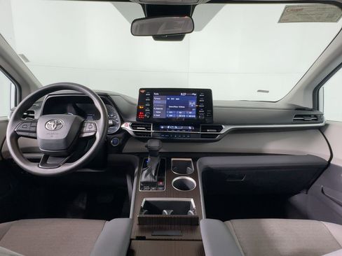 Used 2024 Toyota Sienna LE image 12