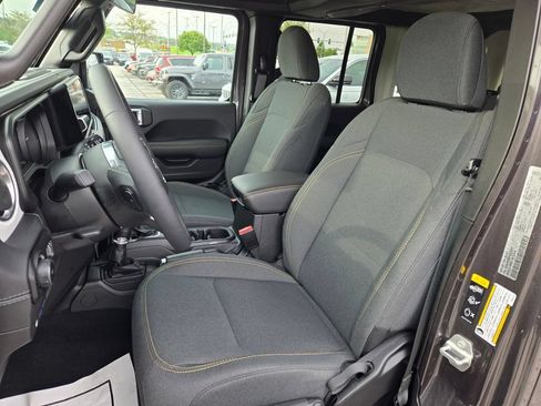 Used 2025 Jeep Wrangler Unlimited Sahara AWD/4WD image 16
