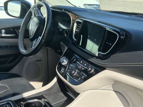 Used 2021 Chrysler Pacifica Limited w/ Uconnect Theater Family Group FWD image 8