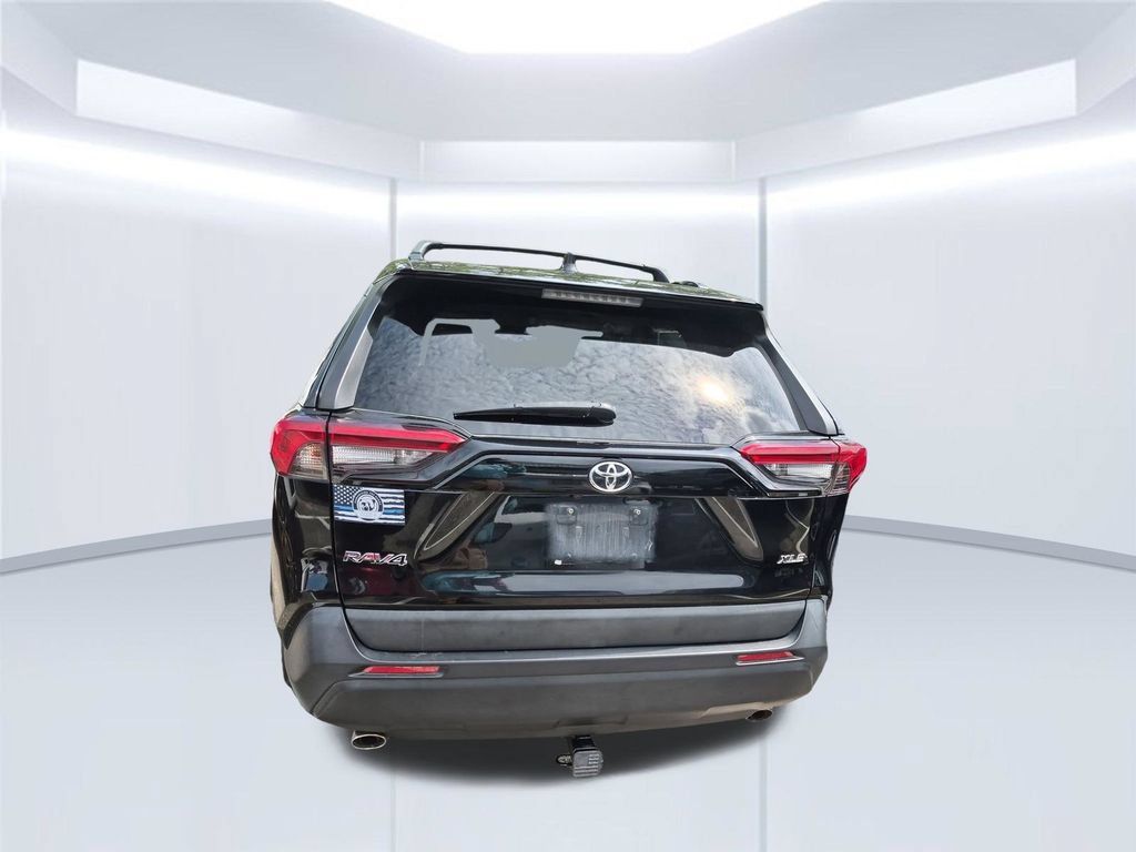 Used 2020 Toyota RAV4 XLE FWD image 2