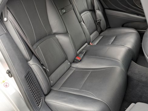 Used 2019 Lexus LS 500h AWD image 21