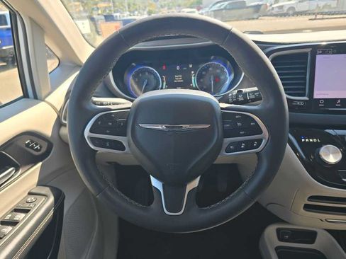 Used 2023 Chrysler Pacifica Touring-L FWD image 11