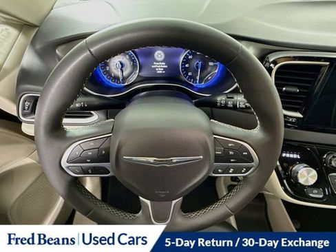 Used 2023 Chrysler Pacifica Touring-L FWD image 17