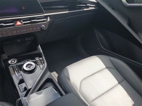 New 2025 Kia Niro SX Touring image 16