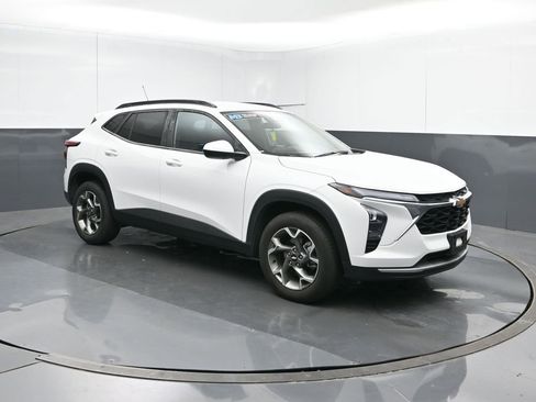 Used 2025 Chevrolet Trax LT image 7