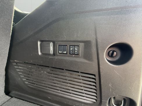 Used 2025 GMC Yukon Denali AWD/4WD image 30