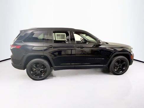 Used 2023 Jeep Grand Cherokee Altitude image 4