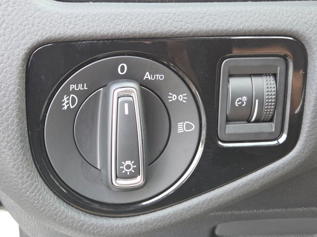 Used 2019 Volkswagen Golf 4-Door FWD image 14