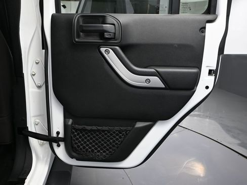 Used 2018 Jeep Wrangler Unlimited Sahara w/ Connectivity Group image 37