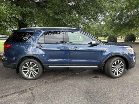 Used 2017 Ford Explorer Platinum AWD/4WD image 2