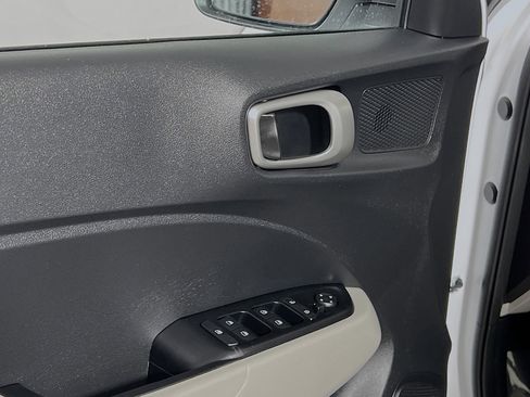 Used 2022 Hyundai Venue SEL image 17