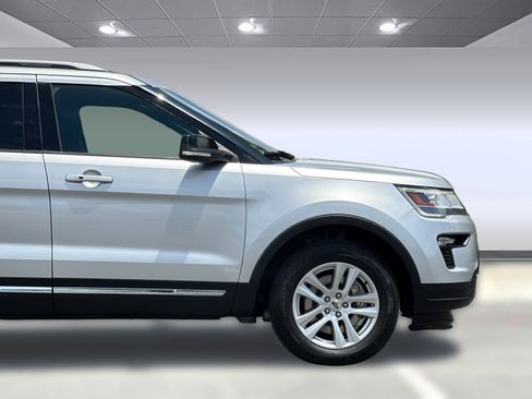 Used 2018 Ford Explorer XLT w/ Equipment Group 201A AWD/4WD image 33