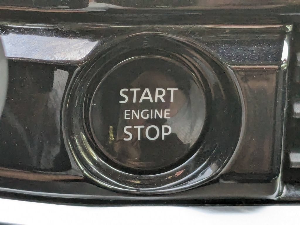 Used 2025 Nissan Pathfinder SL FWD image 28