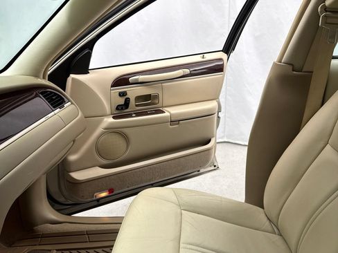 Used 2008 Lincoln Town Car Signature Limited RWD image 22