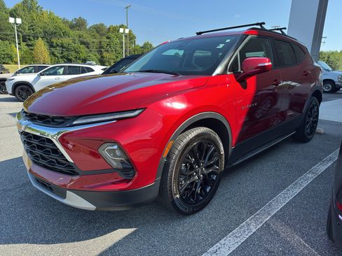 Used 2023 Chevrolet Blazer LT w/ Sound & Technology Package FWD image 3