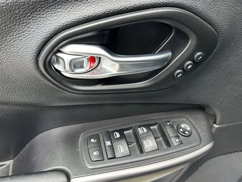 Used 2020 Jeep Cherokee Limited w/ Advanced Safety Group FWD image 11
