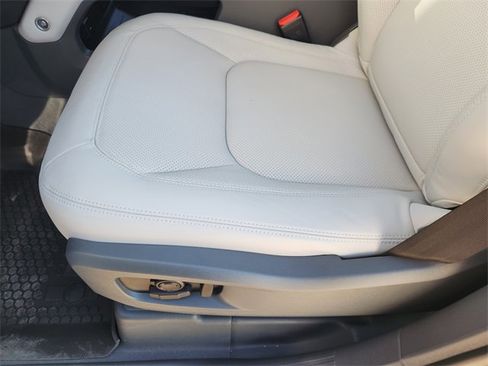 New 2026 Land Rover Defender 110 X-Dynamic SE image 17