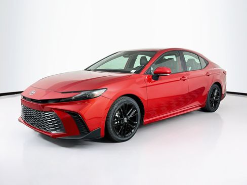 Used 2025 Toyota Camry SE FWD image 3
