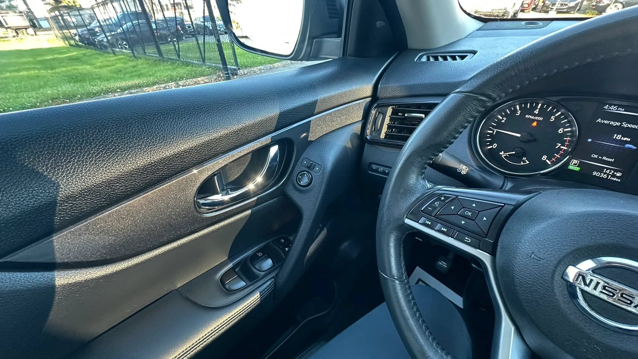 Used 2017 Nissan Rogue SV AWD/4WD image 18