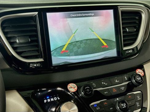 Used 2024 Chrysler Pacifica Touring-L FWD image 13